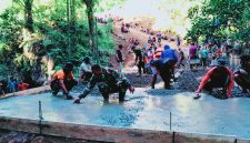 Personel Kodim 1606/Mataram bersama warga Desa Rempek bergotong royong melaksanakan pengecoran Jembatan Aramco yang kini telah mencapai progres sekitar 90 persen.
