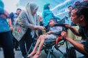 Wakil Gubernur NTB, Indah Dhamayanti Putri, menyapa dan berinteraksi dengan seorang anak pengguna kursi roda saat peluncuran Gerakan Intervensi Serentak Pencegahan dan Percepatan Penurunan Stunting di Desa Lendang Nangka Utara, Kecamatan Masbagik, Kabupaten Lombok Timur.