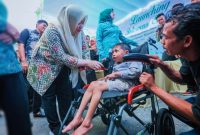 Wakil Gubernur NTB, Indah Dhamayanti Putri, menyapa dan berinteraksi dengan seorang anak pengguna kursi roda saat peluncuran Gerakan Intervensi Serentak Pencegahan dan Percepatan Penurunan Stunting di Desa Lendang Nangka Utara, Kecamatan Masbagik, Kabupaten Lombok Timur.