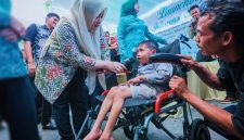Wakil Gubernur NTB, Indah Dhamayanti Putri, menyapa dan berinteraksi dengan seorang anak pengguna kursi roda saat peluncuran Gerakan Intervensi Serentak Pencegahan dan Percepatan Penurunan Stunting di Desa Lendang Nangka Utara, Kecamatan Masbagik, Kabupaten Lombok Timur.