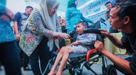 Wakil Gubernur NTB, Indah Dhamayanti Putri, menyapa dan berinteraksi dengan seorang anak pengguna kursi roda saat peluncuran Gerakan Intervensi Serentak Pencegahan dan Percepatan Penurunan Stunting di Desa Lendang Nangka Utara, Kecamatan Masbagik, Kabupaten Lombok Timur.