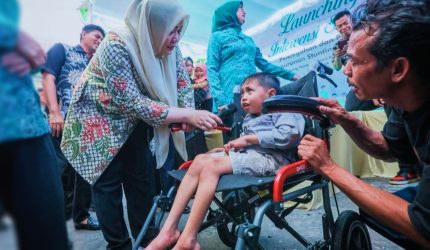 Wakil Gubernur NTB Indah Dhamayanti Putri menyapa anak pengguna kursi roda pada peluncuran Gerakan Intervensi Serentak Pencegahan dan Percepatan Penurunan Stunting di Lombok Timur.
