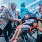Wakil Gubernur NTB, Indah Dhamayanti Putri, menyapa dan berinteraksi dengan seorang anak pengguna kursi roda saat peluncuran Gerakan Intervensi Serentak Pencegahan dan Percepatan Penurunan Stunting di Desa Lendang Nangka Utara, Kecamatan Masbagik, Kabupaten Lombok Timur.