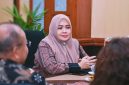 Wakil Gubernur NTB, Indah Dhamayanti Putri, memimpin rapat koordinasi bersama Bappeda NTB, Dinas PUPR NTB, dan Balai Prasarana Permukiman Wilayah NTB guna memastikan validasi data penerima Program BSPS agar penyaluran bantuan tepat sasaran.
