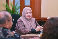 Wakil Gubernur NTB, Indah Dhamayanti Putri, memimpin rapat koordinasi bersama Bappeda NTB, Dinas PUPR NTB, dan Balai Prasarana Permukiman Wilayah NTB guna memastikan validasi data penerima Program BSPS agar penyaluran bantuan tepat sasaran.