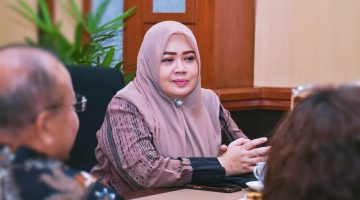 Wakil Gubernur NTB, Indah Dhamayanti Putri, memimpin rapat koordinasi bersama Bappeda NTB, Dinas PUPR NTB, dan Balai Prasarana Permukiman Wilayah NTB guna memastikan validasi data penerima Program BSPS agar penyaluran bantuan tepat sasaran.