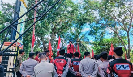 Ketua Umum PC IMM Dompu Amin Rais menyampaikan tuntutan aksi di depan Polres Dompu untuk mendesak pengusutan tuntas kasus dugaan pengeroyokan di Temba Lae dan pemberantasan jaringan narkoba tanpa pandang bulu.
