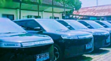 Puluhan kendaraan listrik milik Pemerintah Provinsi NTB terparkir di area perkantoran pemerintah. Kendaraan tersebut merupakan bagian dari program sewa kendaraan listrik Tahun Anggaran 2026 yang kini menjadi perhatian publik menyusul adanya laporan masyarakat ke Kejati NTB.