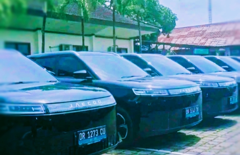 Puluhan kendaraan listrik milik Pemerintah Provinsi NTB terparkir di area perkantoran pemerintah. Kendaraan tersebut merupakan bagian dari program sewa kendaraan listrik Tahun Anggaran 2026 yang kini menjadi perhatian publik menyusul adanya laporan masyarakat ke Kejati NTB.
