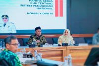 Wakil Gubernur NTB Indah Dhamayanti Putri menyampaikan aspirasi Pemerintah Provinsi NTB dalam rapat Panitia Kerja RUU Sisdiknas bersama Komisi X DPR RI di Kantor Gubernur NTB, Mataram.