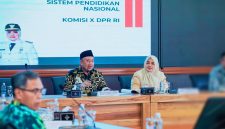 Wakil Gubernur NTB Indah Dhamayanti Putri menyampaikan aspirasi Pemerintah Provinsi NTB dalam rapat Panitia Kerja RUU Sisdiknas bersama Komisi X DPR RI di Kantor Gubernur NTB, Mataram.