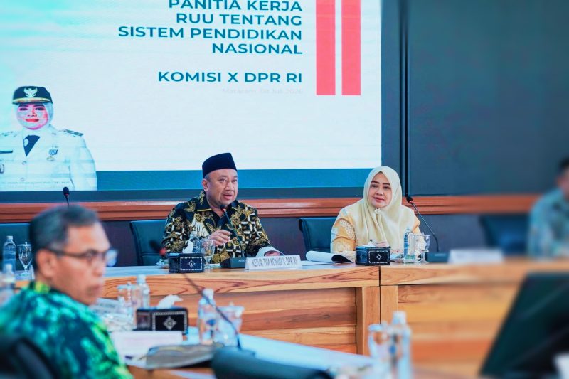 Wakil Gubernur NTB Indah Dhamayanti Putri menyampaikan aspirasi Pemerintah Provinsi NTB dalam rapat Panitia Kerja RUU Sisdiknas bersama Komisi X DPR RI di Kantor Gubernur NTB, Mataram.