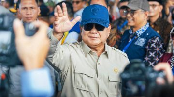 Presiden RI Prabowo Subianto didampingi Gubernur NTB Lalu Muhamad Iqbal dan sejumlah pejabat saat meresmikan Bendungan Meninting di Kabupaten Lombok Barat, yang menjadi pusat peresmian lima bendungan nasional sekaligus momentum penyampaian pesan pembangunan bagi Nusa Tenggara Barat.