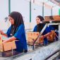 Proses produksi air minum dalam kemasan Narmada di pabrik PT Narmada Awet Muda. Para pekerja terlihat melakukan pengemasan dan memasukkan botol air mineral ke dalam boks sebagai bagian dari persiapan distribusi untuk mendukung penyelenggaraan MotoGP Mandalika 2026.