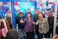 Sekretaris Daerah Provinsi NTB, Abul Chair, mendampingi Deputi Gubernur Senior Bank Indonesia beserta para tamu undangan saat meninjau gerai (booth) UMKM NTB usai pembukaan Festival Ekonomi Syariah (FESyar) Kawasan Timur Indonesia (KTI) 2026 di Lombok Epicentrum Mall, Mataram.