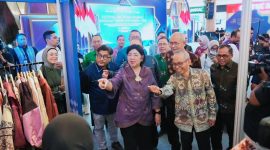 Sekretaris Daerah Provinsi NTB, Abul Chair, mendampingi Deputi Gubernur Senior Bank Indonesia beserta para tamu undangan saat meninjau gerai (booth) UMKM NTB usai pembukaan Festival Ekonomi Syariah (FESyar) Kawasan Timur Indonesia (KTI) 2026 di Lombok Epicentrum Mall, Mataram.
