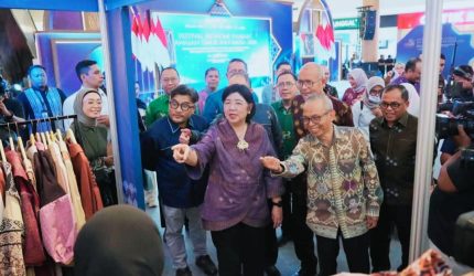 Sekda NTB Abul Chair mendampingi Deputi Gubernur Senior Bank Indonesia meninjau gerai UMKM NTB pada pembukaan Festival Ekonomi Syariah (FESyar) KTI 2026 di Mataram.