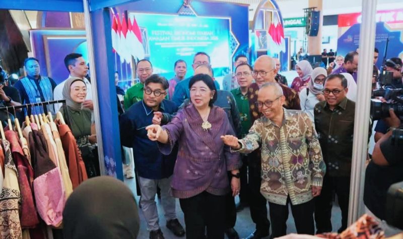 Sekretaris Daerah Provinsi NTB, Abul Chair, mendampingi Deputi Gubernur Senior Bank Indonesia beserta para tamu undangan saat meninjau gerai (booth) UMKM NTB usai pembukaan Festival Ekonomi Syariah (FESyar) Kawasan Timur Indonesia (KTI) 2026 di Lombok Epicentrum Mall, Mataram.