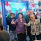Sekretaris Daerah Provinsi NTB, Abul Chair, mendampingi Deputi Gubernur Senior Bank Indonesia beserta para tamu undangan saat meninjau gerai (booth) UMKM NTB usai pembukaan Festival Ekonomi Syariah (FESyar) Kawasan Timur Indonesia (KTI) 2026 di Lombok Epicentrum Mall, Mataram.