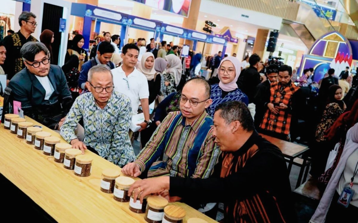 Sekretaris Daerah NTB Abul Chair bersama jajaran Bank Indonesia meninjau stan UMKM dan program unggulan FESyar KTI 2026 di Lombok Epicentrum Mall, Mataram.