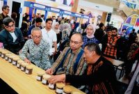Sekretaris Daerah NTB Abul Chair bersama jajaran Bank Indonesia meninjau stan UMKM dan program unggulan FESyar KTI 2026 di Lombok Epicentrum Mall, Mataram.
