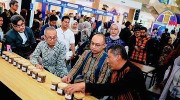 Sekretaris Daerah NTB Abul Chair bersama jajaran Bank Indonesia meninjau stan UMKM dan program unggulan FESyar KTI 2026 di Lombok Epicentrum Mall, Mataram.