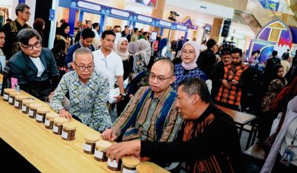 Sekda NTB dan Bank Indonesia meninjau stan UMKM pada FESyar KTI 2026 yang memperkenalkan empat program unggulan ekonomi syariah.