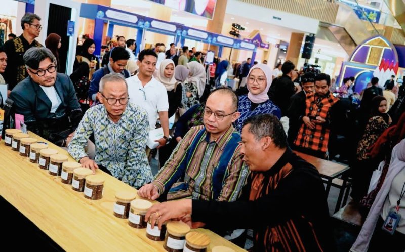 Sekretaris Daerah NTB Abul Chair bersama jajaran Bank Indonesia meninjau stan UMKM dan program unggulan FESyar KTI 2026 di Lombok Epicentrum Mall, Mataram.