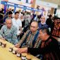 Sekretaris Daerah NTB Abul Chair bersama jajaran Bank Indonesia meninjau stan UMKM dan program unggulan FESyar KTI 2026 di Lombok Epicentrum Mall, Mataram.