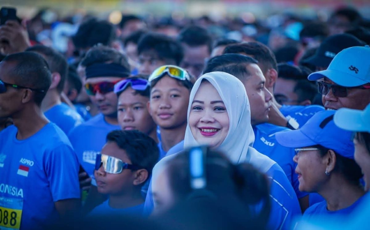 Di tengah ribuan peserta Pocari Sweat Run Sunset 2026 di kawasan The Mandalika, Wakil Gubernur NTB Hj. Indah Dhamayanti Putri atau yang akrab disapa Umi Dinda turut ambil bagian sebagai peserta, menunjukkan dukungan Pemerintah Provinsi NTB terhadap pengembangan sport tourism sekaligus menyemarakkan ajang lari internasional tersebut.