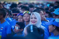 Di tengah ribuan peserta Pocari Sweat Run Sunset 2026 di kawasan The Mandalika, Wakil Gubernur NTB Hj. Indah Dhamayanti Putri atau yang akrab disapa Umi Dinda turut ambil bagian sebagai peserta, menunjukkan dukungan Pemerintah Provinsi NTB terhadap pengembangan sport tourism sekaligus menyemarakkan ajang lari internasional tersebut.