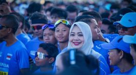 Di tengah ribuan peserta Pocari Sweat Run Sunset 2026 di kawasan The Mandalika, Wakil Gubernur NTB Hj. Indah Dhamayanti Putri atau yang akrab disapa Umi Dinda turut ambil bagian sebagai peserta, menunjukkan dukungan Pemerintah Provinsi NTB terhadap pengembangan sport tourism sekaligus menyemarakkan ajang lari internasional tersebut.