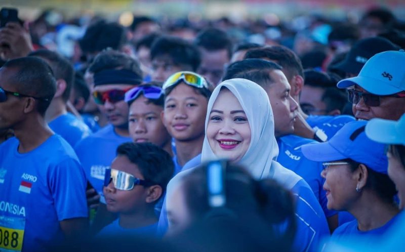 Di tengah ribuan peserta Pocari Sweat Run Sunset 2026 di kawasan The Mandalika, Wakil Gubernur NTB Hj. Indah Dhamayanti Putri atau yang akrab disapa Umi Dinda turut ambil bagian sebagai peserta, menunjukkan dukungan Pemerintah Provinsi NTB terhadap pengembangan sport tourism sekaligus menyemarakkan ajang lari internasional tersebut.