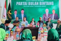 Jajaran Bawaslu Provinsi NTB bersama pengurus DPW Partai Bulan Bintang (PBB) NTB saat menggelar Konsolidasi Demokrasi dan silaturahmi di Markas DPW PBB NTB, Kota Mataram.