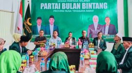 Jajaran Bawaslu Provinsi NTB bersama pengurus DPW Partai Bulan Bintang (PBB) NTB saat menggelar Konsolidasi Demokrasi dan silaturahmi di Markas DPW PBB NTB, Kota Mataram.
