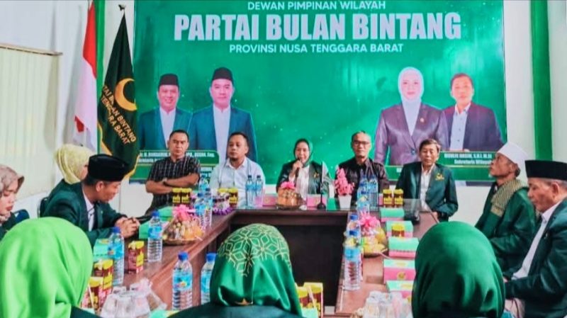 Jajaran Bawaslu Provinsi NTB bersama pengurus DPW Partai Bulan Bintang (PBB) NTB saat menggelar Konsolidasi Demokrasi dan silaturahmi di Markas DPW PBB NTB, Kota Mataram.