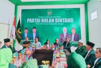 Koordinator Bawaslu NTB memaparkan materi pengawasan pemilu, penanganan pelanggaran, dan penyelesaian sengketa dalam forum Konsolidasi Demokrasi bersama DPW PBB NTB di Kota Mataram.