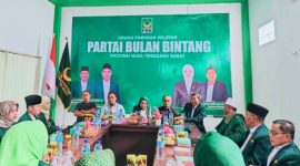 Koordinator Bawaslu NTB memaparkan materi pengawasan pemilu, penanganan pelanggaran, dan penyelesaian sengketa dalam forum Konsolidasi Demokrasi bersama DPW PBB NTB di Kota Mataram.