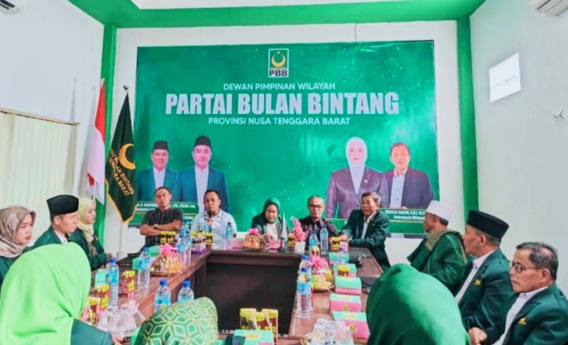 Koordinator Bawaslu NTB memaparkan materi pengawasan pemilu, penanganan pelanggaran, dan penyelesaian sengketa dalam forum Konsolidasi Demokrasi bersama DPW PBB NTB di Kota Mataram.