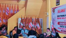 Ketua Bawaslu Provinsi NTB Itratip bersama jajaran Bawaslu dan pengurus DPD Partai Hanura NTB saat menggelar Konsolidasi Demokrasi di Mataram untuk memperkuat sinergi dan membahas persiapan menuju Pemilu 2029.