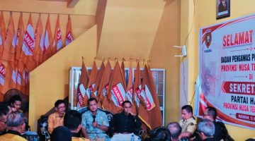 Ketua Bawaslu Provinsi NTB Itratip bersama jajaran Bawaslu dan pengurus DPD Partai Hanura NTB saat menggelar Konsolidasi Demokrasi di Mataram untuk memperkuat sinergi dan membahas persiapan menuju Pemilu 2029.