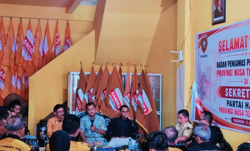 Ketua Bawaslu Provinsi NTB Itratip bersama jajaran Bawaslu dan pengurus DPD Partai Hanura NTB saat menggelar Konsolidasi Demokrasi di Mataram untuk memperkuat sinergi dan membahas persiapan menuju Pemilu 2029.
