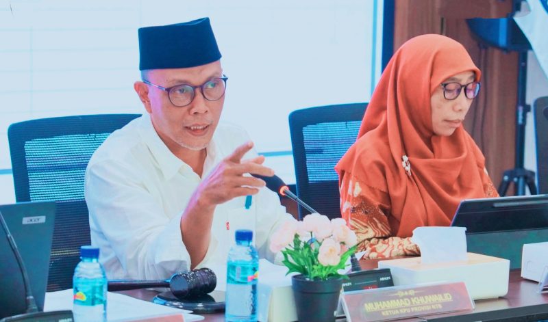 Ketua KPU Provinsi NTB Muhammad Khuwailid memimpin Rapat Pleno Rekapitulasi Daftar Pemilih Berkelanjutan (DPB) Semester I Tahun 2026 yang menetapkan sebanyak 4.173.790 pemilih di Nusa Tenggara Barat, didampingi jajaran KPU serta dihadiri Bawaslu NTB, perwakilan partai politik, Dukcapil, Kesbangpoldagri, dan KPU kabupaten/kota se-NTB.