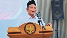 Anggota KPU Provinsi NTB Mastur menyampaikan materi tentang pendidikan politik, politik uang, politik identitas, dan pentingnya pembaruan data partai politik melalui SIPOL dalam kegiatan Seminar Generasi Demokrasi di Lombok Timur.