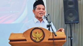 Anggota KPU Provinsi NTB Mastur menyampaikan materi tentang pendidikan politik, politik uang, politik identitas, dan pentingnya pembaruan data partai politik melalui SIPOL dalam kegiatan Seminar Generasi Demokrasi di Lombok Timur.