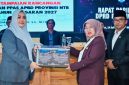 Wakil Gubernur NTB Hj. Indah Dhamayanti Putri menyerahkan dokumen KUA-PPAS APBD Tahun Anggaran 2027 kepada DPRD Provinsi NTB dalam Rapat Paripurna di Kantor Gubernur NTB, Mataram.