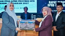 Wakil Gubernur NTB Hj. Indah Dhamayanti Putri menyerahkan dokumen KUA-PPAS APBD Tahun Anggaran 2027 kepada DPRD Provinsi NTB dalam Rapat Paripurna di Kantor Gubernur NTB, Mataram.