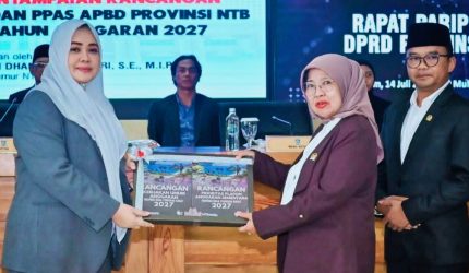 Wagub NTB Indah Dhamayanti Putri menyerahkan KUA PPAS APBD 2027 kepada DPRD NTB.