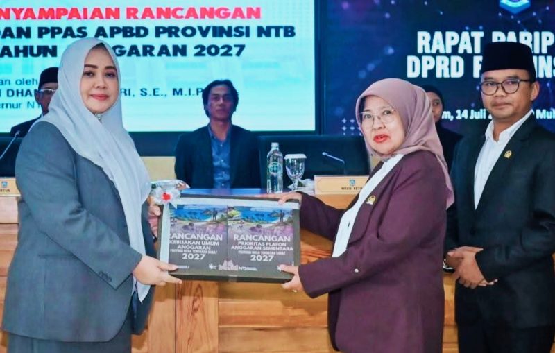 Wakil Gubernur NTB Hj. Indah Dhamayanti Putri menyerahkan dokumen KUA-PPAS APBD Tahun Anggaran 2027 kepada DPRD Provinsi NTB dalam Rapat Paripurna di Kantor Gubernur NTB, Mataram.