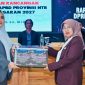 Wakil Gubernur NTB Hj. Indah Dhamayanti Putri menyerahkan dokumen KUA-PPAS APBD Tahun Anggaran 2027 kepada DPRD Provinsi NTB dalam Rapat Paripurna di Kantor Gubernur NTB, Mataram.